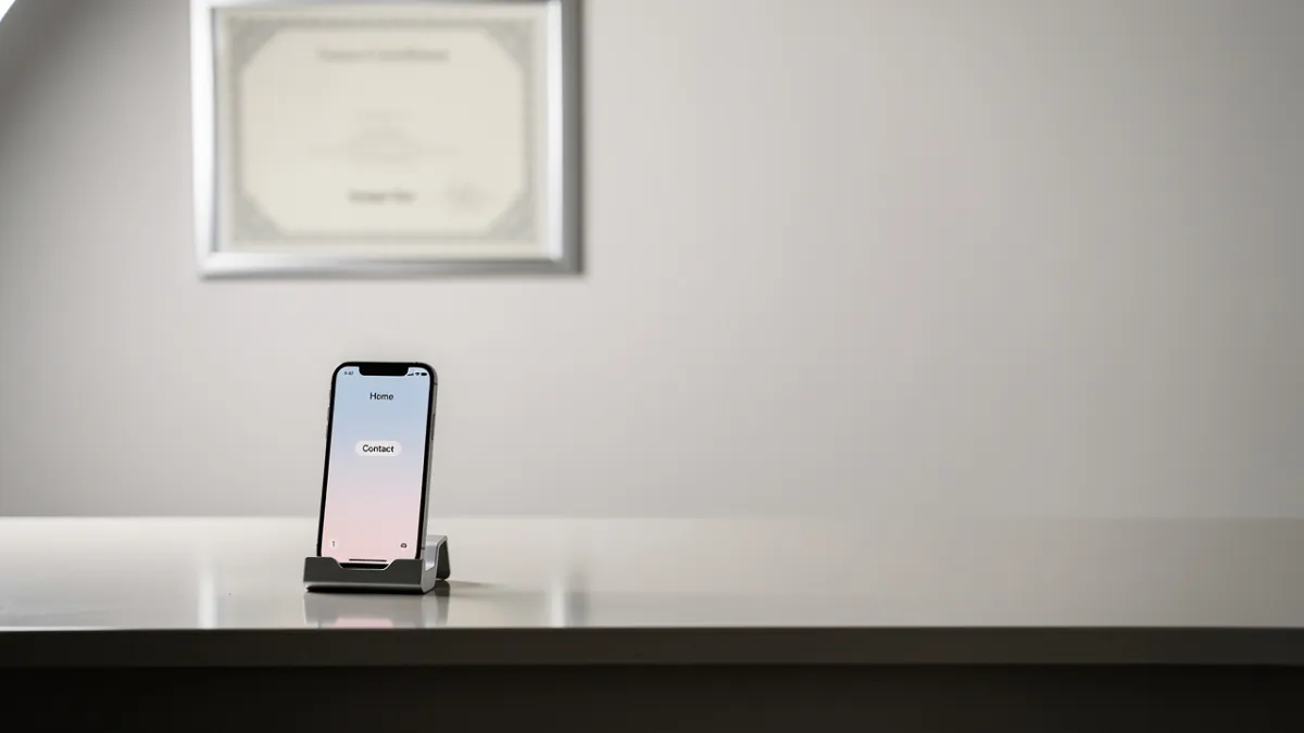 Balcão de assistência técnica de celular com aparelhos de várias marcas, representando a decisão entre autorizada e independente