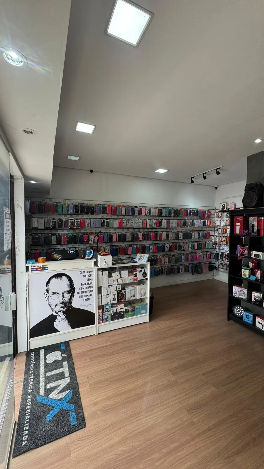 Assistência técnica própria da TNX em São Paulo — bancada de reparo de celular