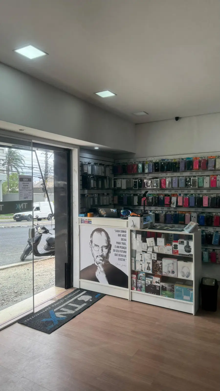 Assistência técnica própria da TNX em São Paulo — bancada de reparo de celular