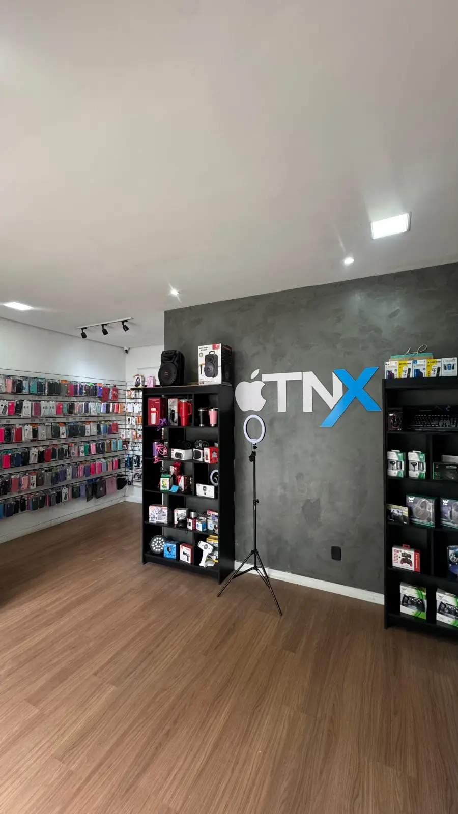 Assistência técnica própria da TNX em São Paulo — bancada de reparo de celular